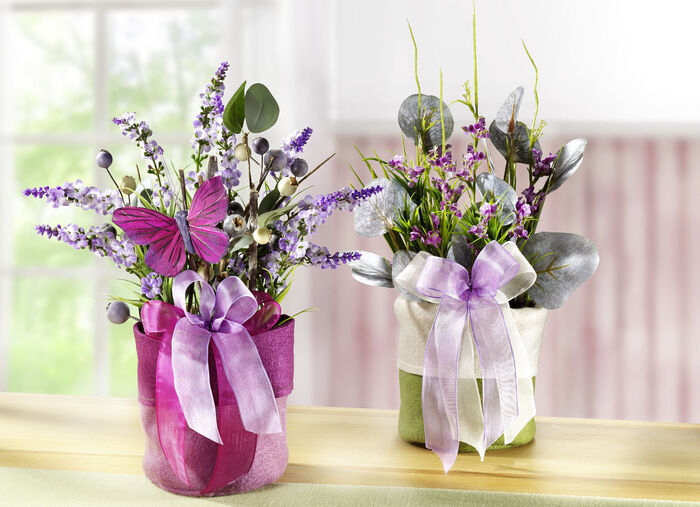 Lentearrangement met bloemen en grassen in een vilten zakje GROEN