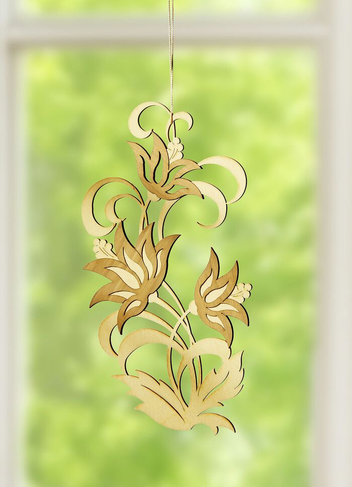 Houten raamdecoratie uit het ertsgebergte 