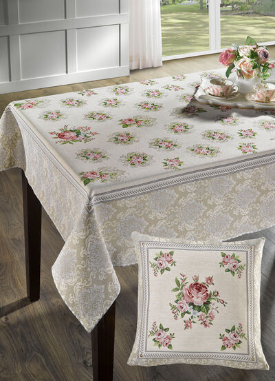 Tafel- en kamerdecoratie met een romantisch rozenmotief 