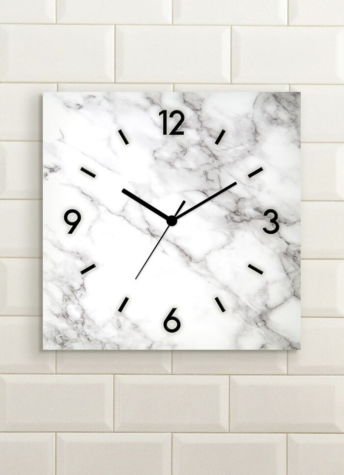 Wandklok in marmerlook 