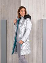 Korte jas met smaragdgroene decoratieve quilting 