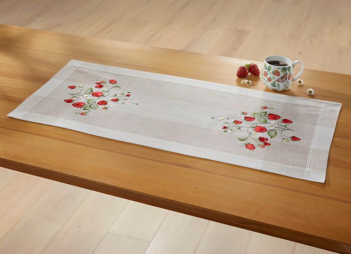 Tafel- en kamerdecoratie met aardbeienmotief 