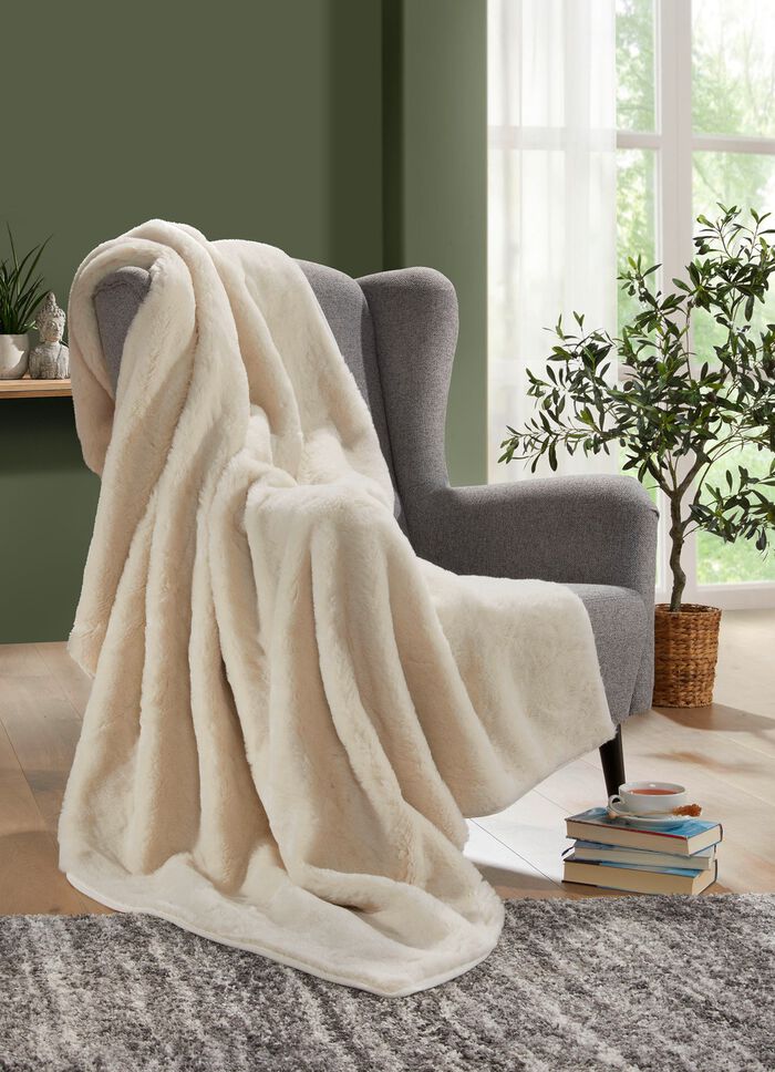 Deken en kussensloop van imitatiebont gemaakt van alpacawol 