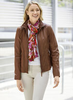 Kort leren jack met klinknagels 