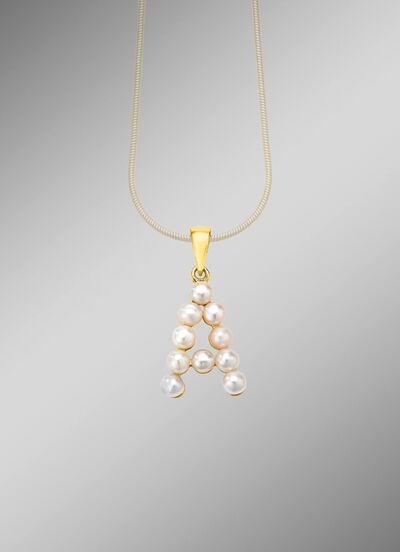 Gepersonaliseerde elegantie: letterhanger met gekweekte zoetwaterparels 