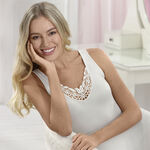 Shirt met mooi geborduurd kant aan de halslijn ZILVERGRIJS