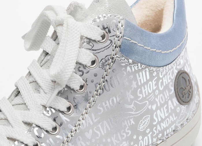 Rieker veterlaarsje van origineel bedrukt synthetisch materiaal ZILVER-GRIJS-BLAUW