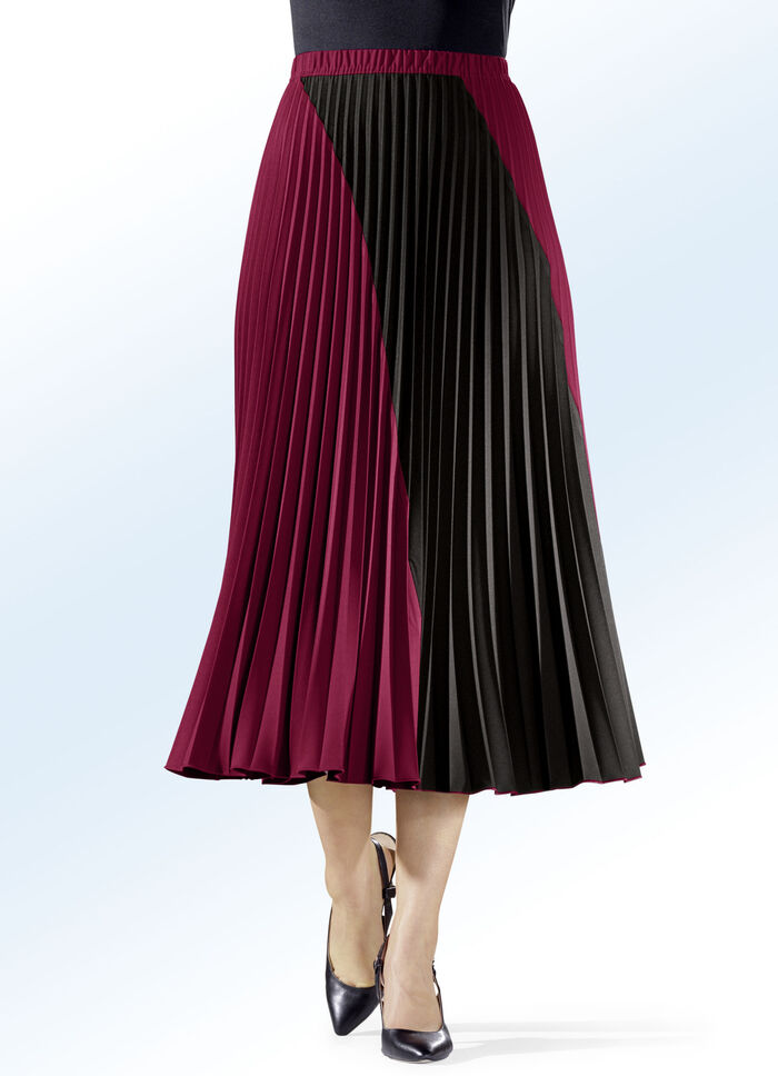 Pliss&eacute;rok met een contrasterend inzetstuk BORDEAUXROOD-ZWART.