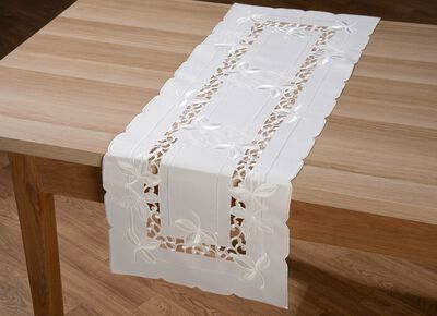 Tafel- en kamerdecoratie met uitgebreid borduurwerk 