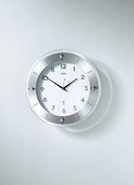 Hoogwaardige wandklok van AMS, gemaakt van gefacetteerd mineraalglas 