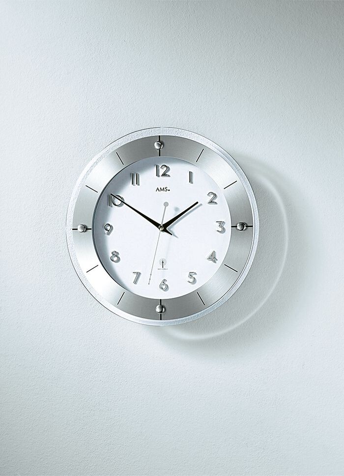 Hoogwaardige wandklok van AMS, gemaakt van gefacetteerd mineraalglas 