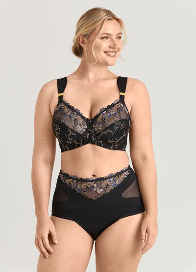 Miss Mary beugelbeha met opvallend tule borduurwerk 