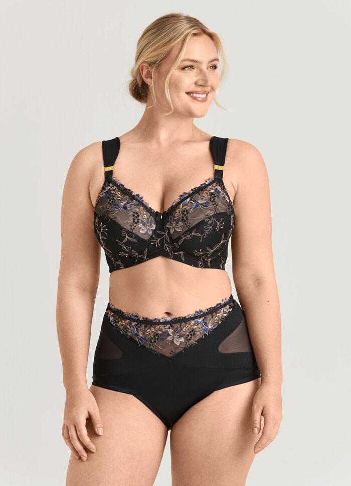 Miss Mary beugelbeha met opvallend tule borduurwerk 