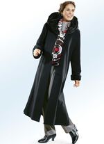 Mantel met boorden van kunstbont aan de mouwen en capuchon 