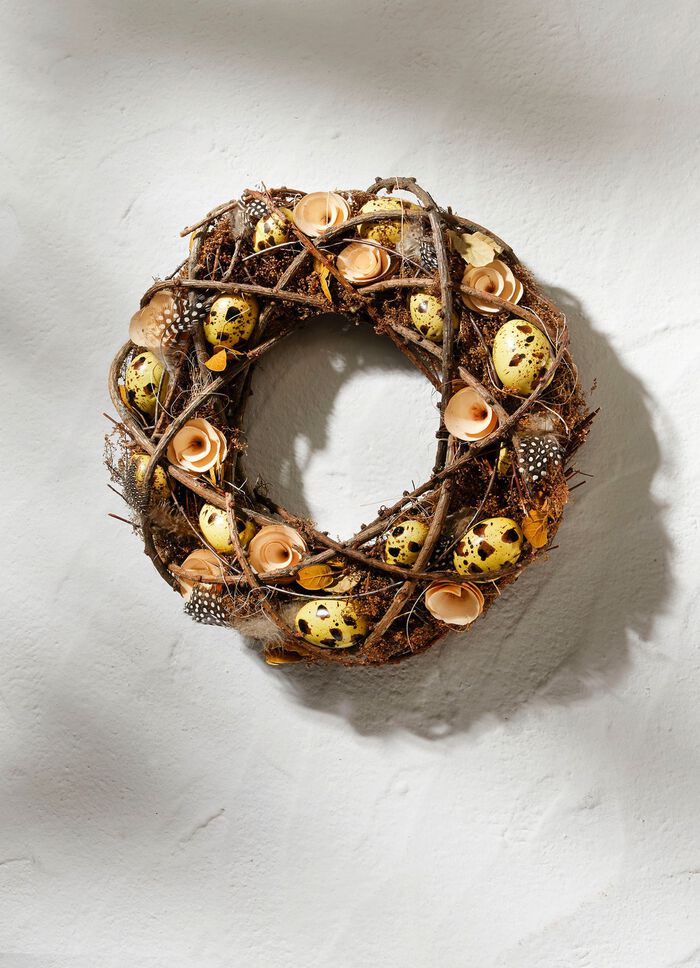 Wandkrans gemaakt van kunst- en textielmateriaal 