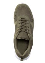 Sneakers met veters gemaakt van synthetisch en zacht textielmateriaal 