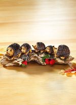 Egelfamilie op houten stam, gemaakt van steenhars 