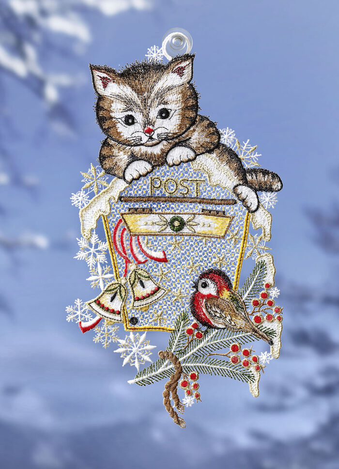 Raamdecoratie kat en brievenbus van echt Plauener kant 