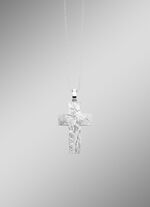 Opvallende kruishanger met gehamerd oppervlak 