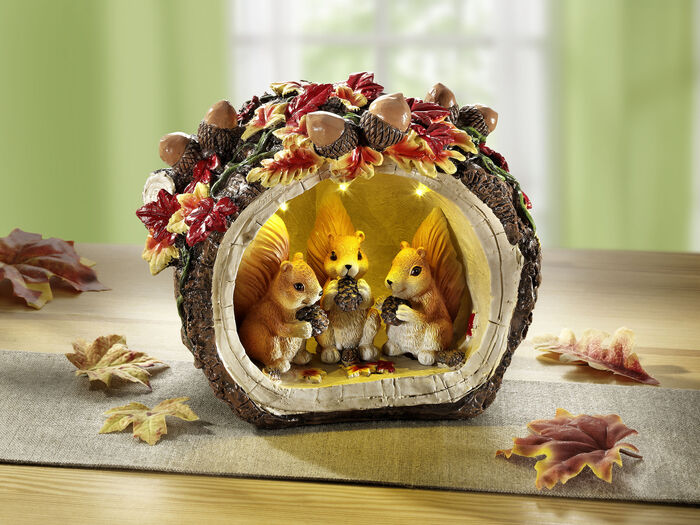 Verlichte boomstam met eekhoorns 