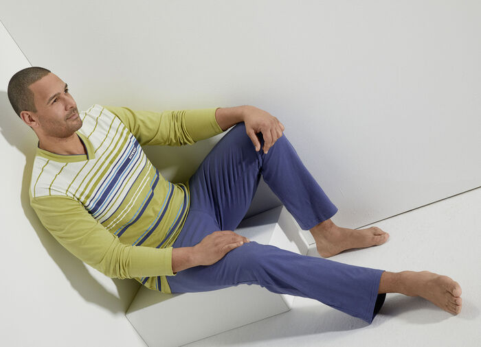 Pyjama met V-hals en gestreept dessin aan de voorkant 