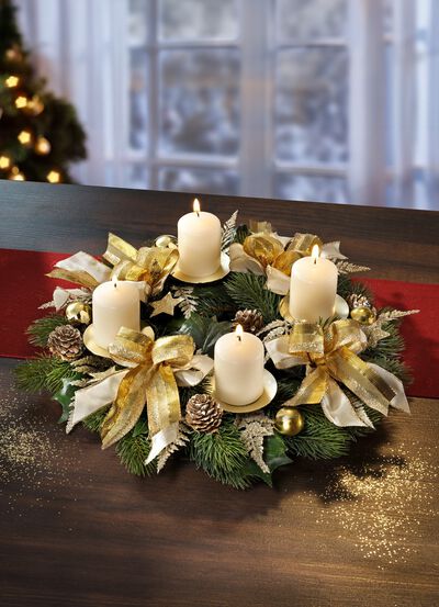 Adventskrans gemaakt van kunst- en textielmateriaal 