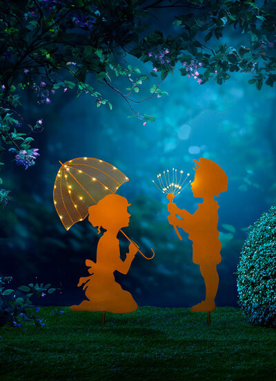 jongen en meisje met paraplu 