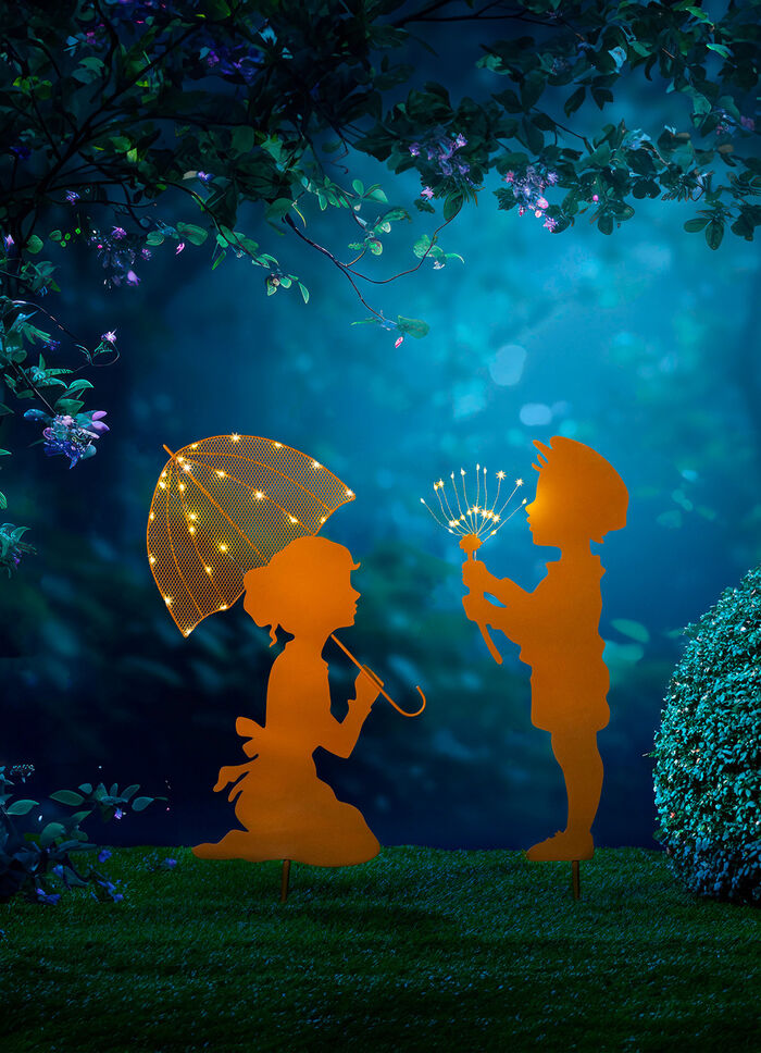 jongen en meisje met paraplu 