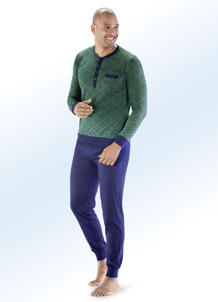 Pastunette-pyjama met langere knoopsluiting, borstzak en manchetten 