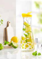 Glazen karaf met schenktuit in het deksel 