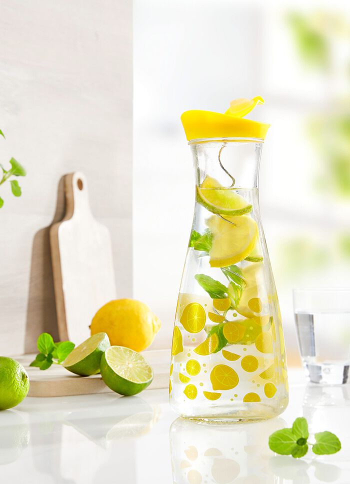 Glazen karaf met schenktuit in het deksel 