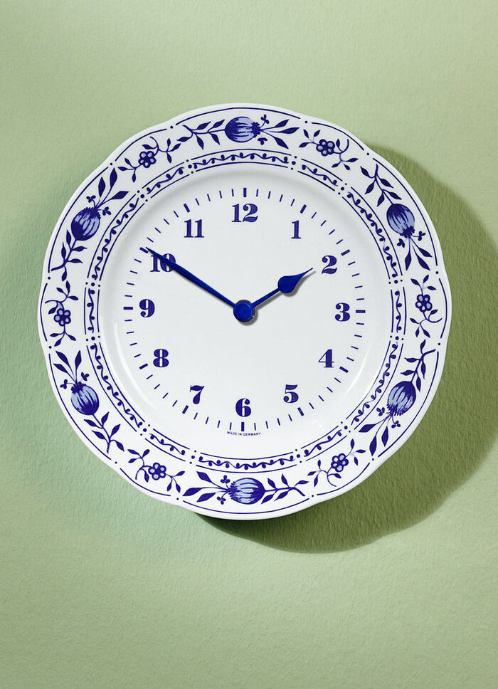 Wandklok van keramiek met klassiek uienpatroon 