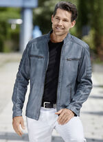 Kort leren jasje met sierstiksels 