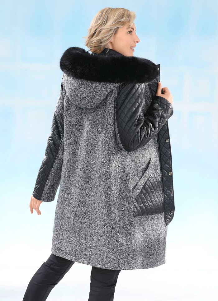 Korte jas van een trendy materiaalmix 