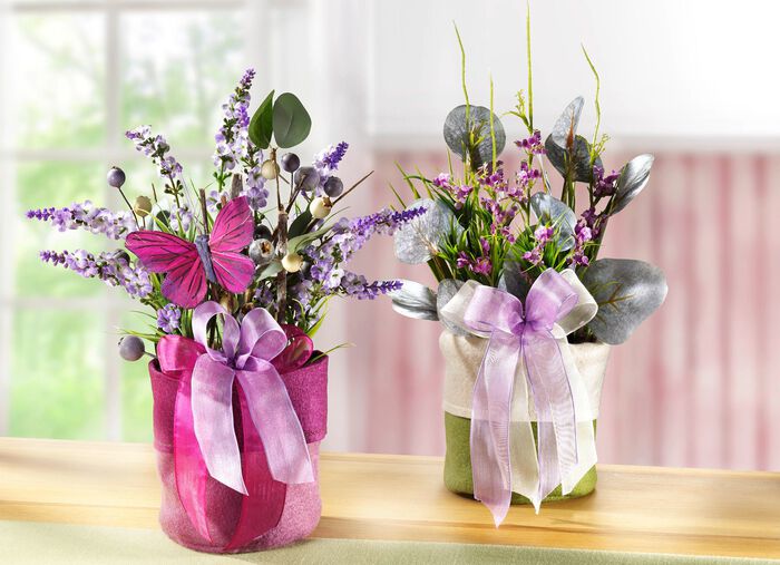 Lentearrangement met bloemen en grassen in een vilten zakje GROEN