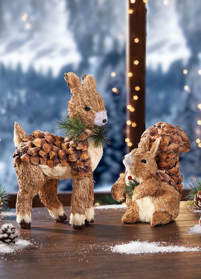 Bosdieren gemaakt van raffia, natuurlijke kegels en kunstmaterialen 