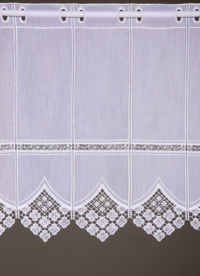 Korte jaloezieën met elegante macramékant en staafdoorvoer 