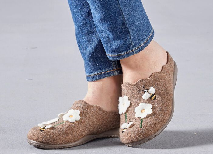 Laurina vilten pantoffels met schattige applicatie en borduursel NATUURBRUIN