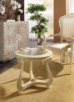 Salontafel met opvallend houtsnijwerk 