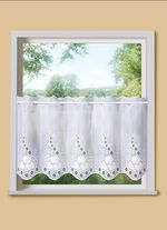 Geborduurd kort gordijn met een gebogen afwerking 