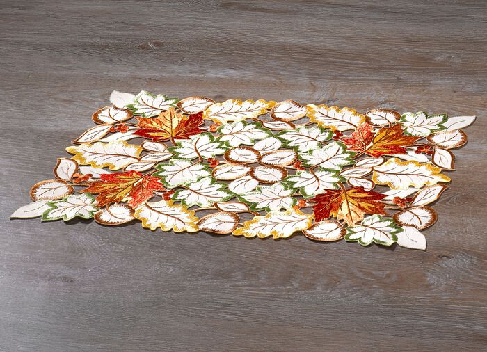 Tafel- en kamerdecoratie met herfstachtige bladermotieven 
