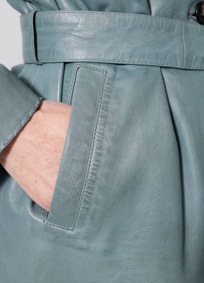 Korte leren jas met omslagkraag 