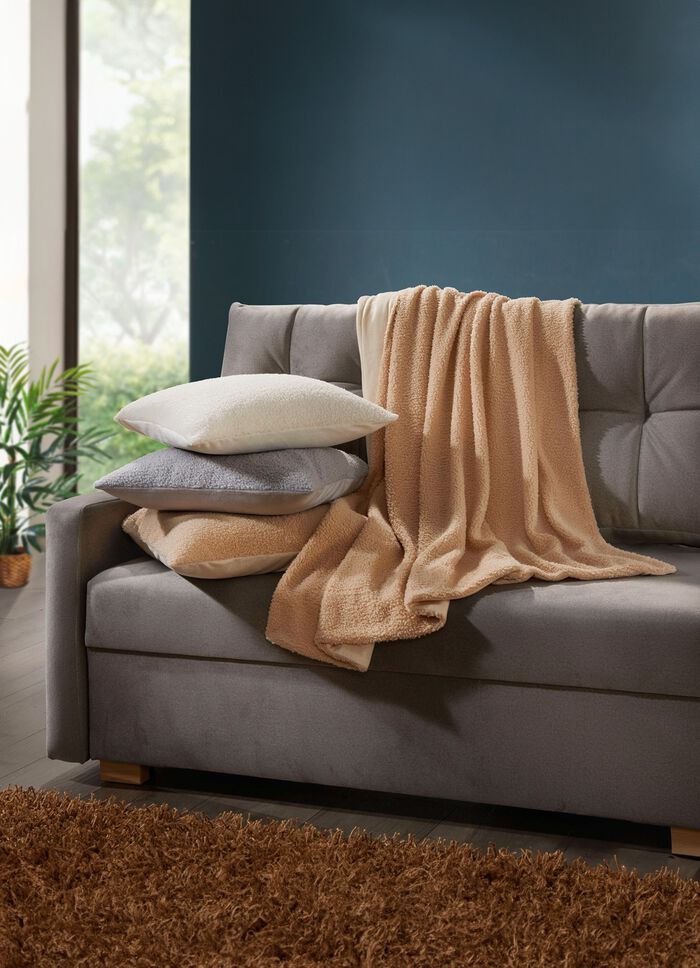 Dekens en kussens met een donzige, zachte teddy voorkant 