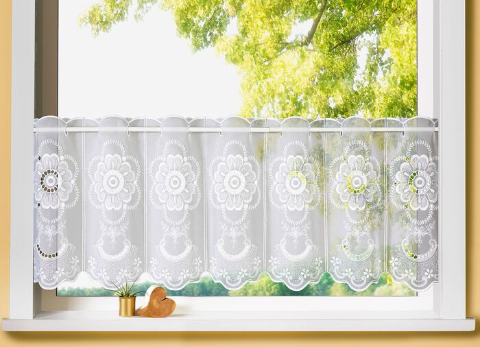 Korte vitrage met borduurwerk van Plauen 