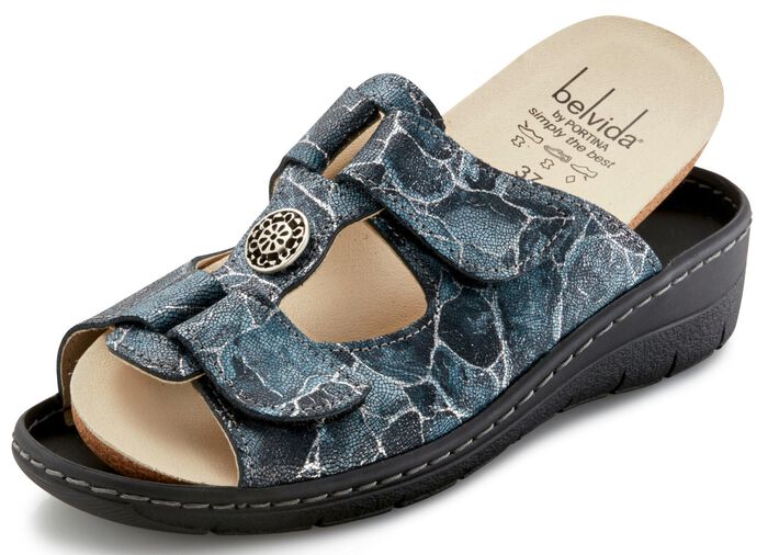 Muiltjes gemaakt van glanzend su&egrave;de met reli&euml;f en print 