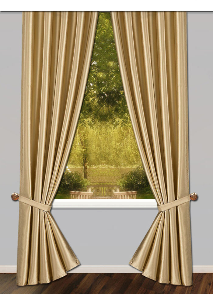 Gordijnset van licht glanzende en zacht vallende satijnen decoratiestof 
