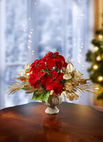 Poinsettia/hortensia arrangement in keramieken beker 