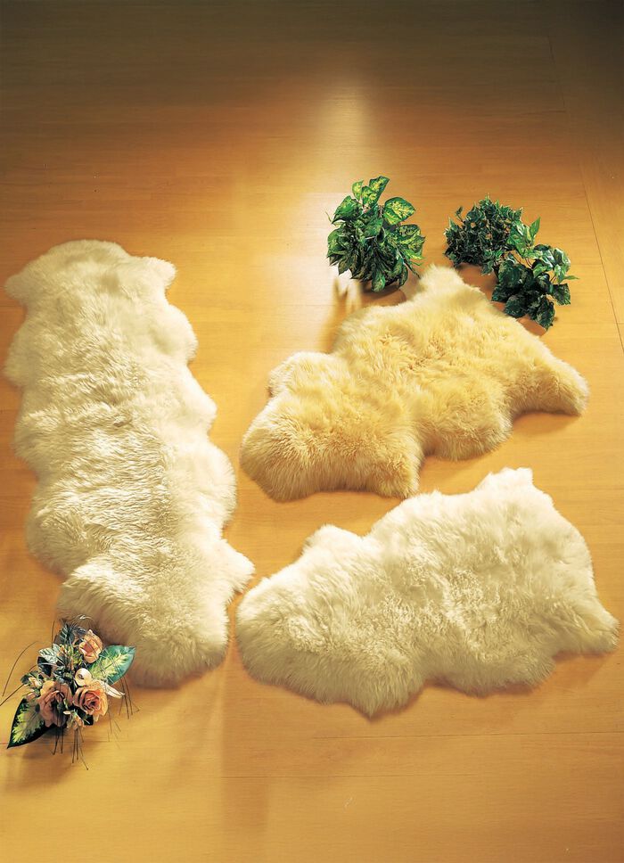 Bedrand van echt lamsleer in de vorm van een dier 