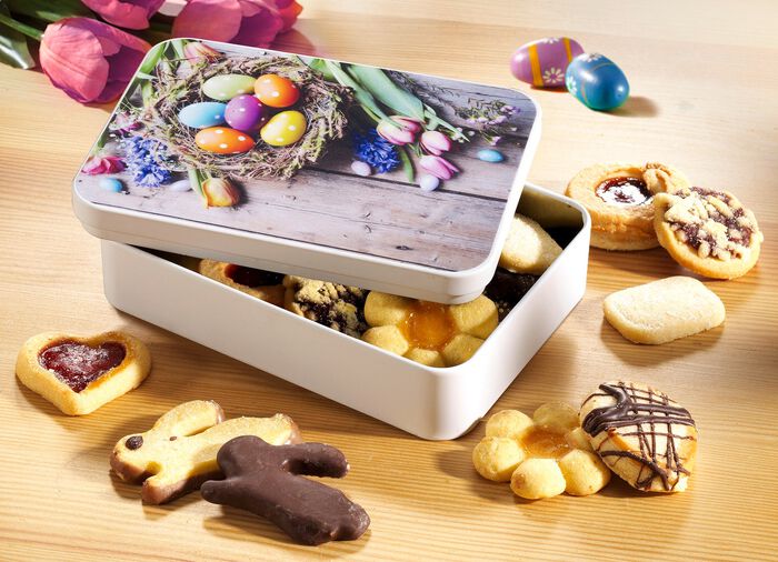 Het tin van het metaal met pasen gebak 