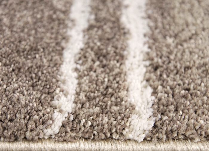 Bruggen en tapijten met fijn bewerkte randen 